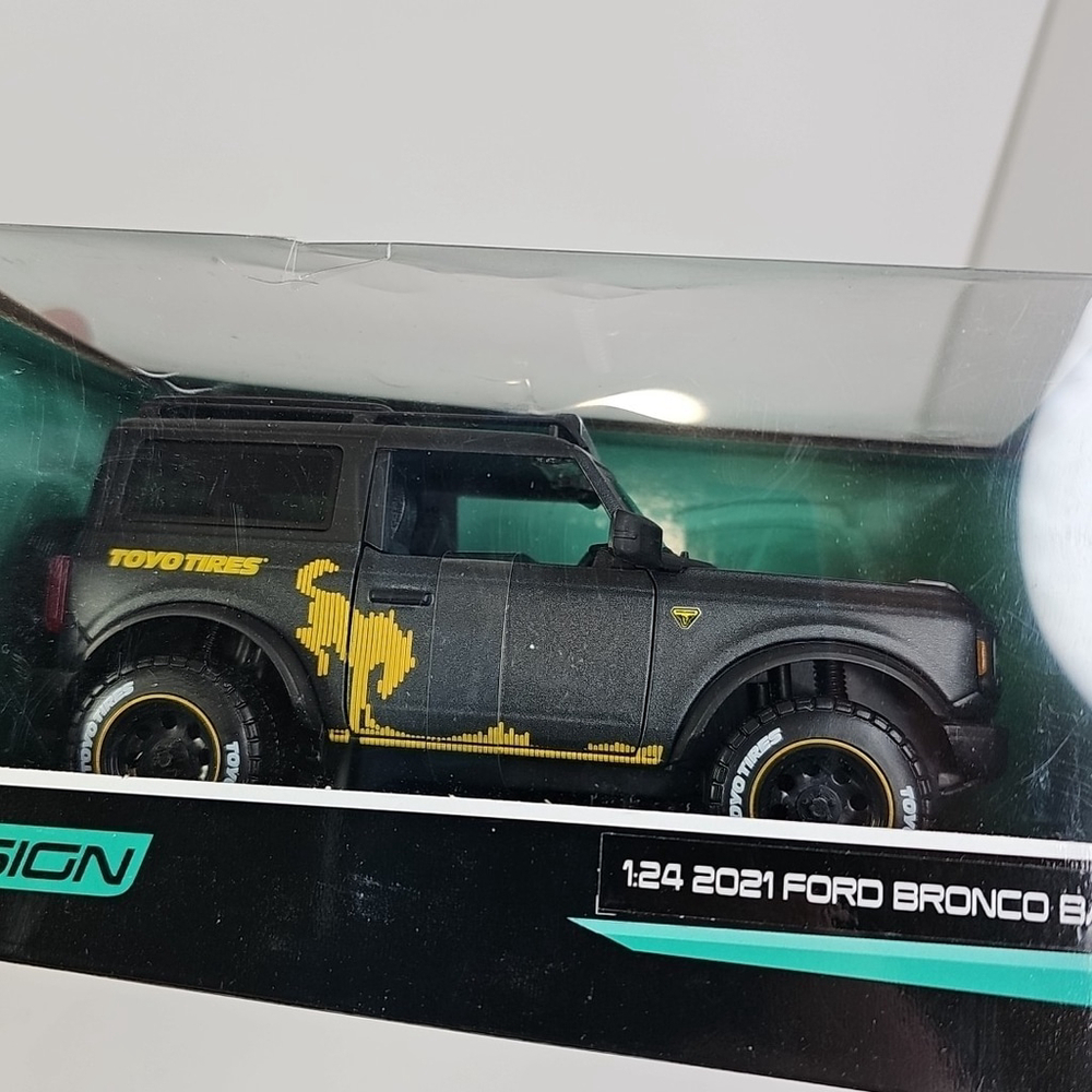 2021 Ford Bronco Badlands Dark Gray Maisto Design 1/24 Damaged Box - Picture 2 of 10